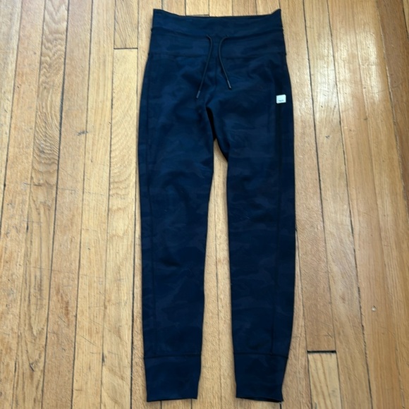 Vuori Pants - Vuori camo leggings size XS EUC